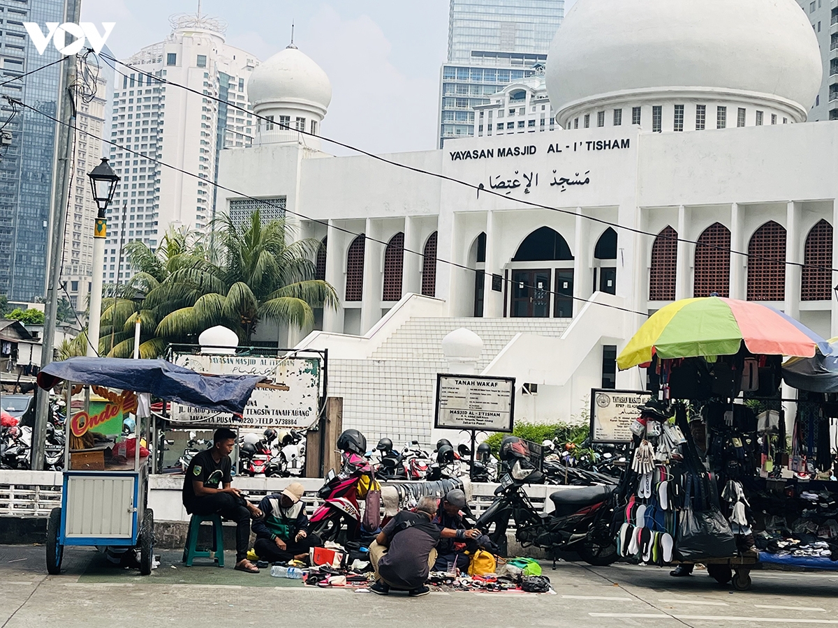 nhoc nhan kiem song duoi cai nang chay da cua jakarta hinh anh 2