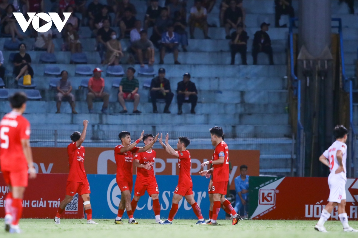 bang xep hang v-league moi nhat slna lam nguy, the cong viettel thang tien hinh anh 1