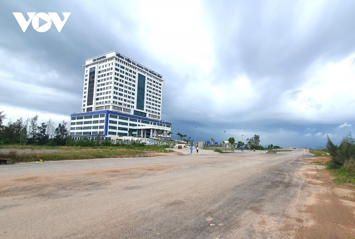 Tháo dỡ hàng rào chắn ngang lối vào Bệnh viện đa khoa TTH Quảng Bình