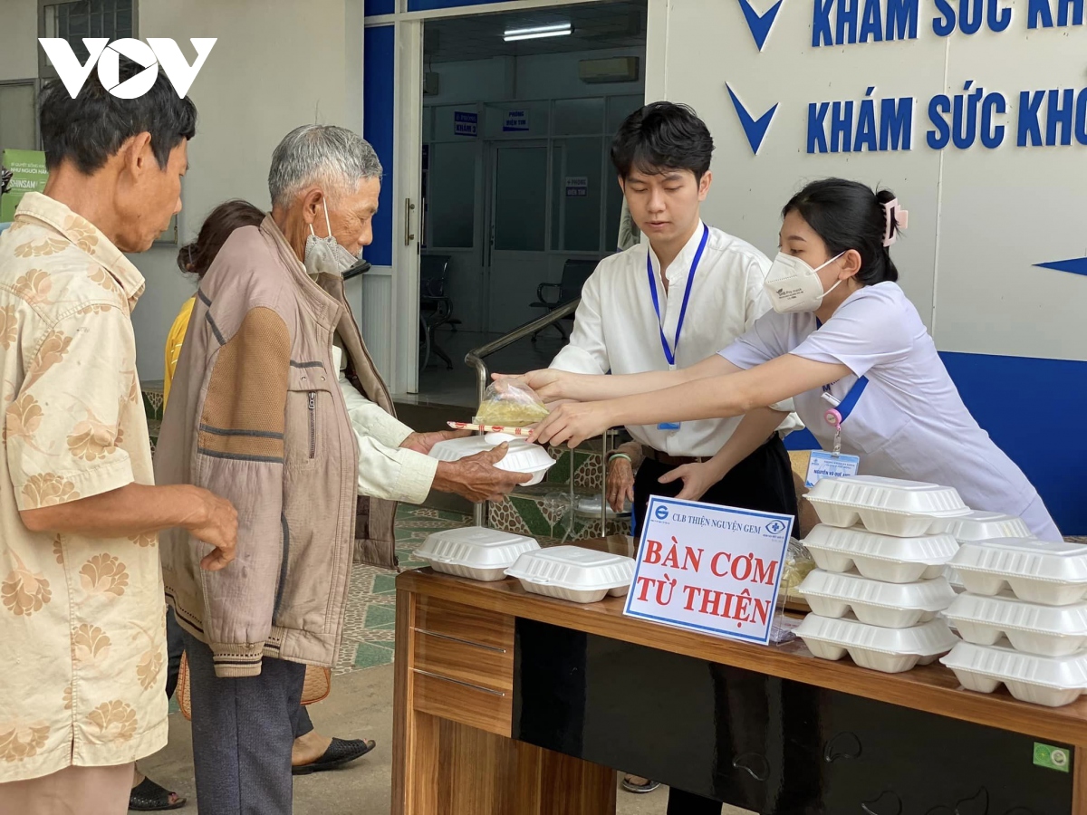 Những bữa cơm ấm lòng người nghèo ở phố núi Pleiku