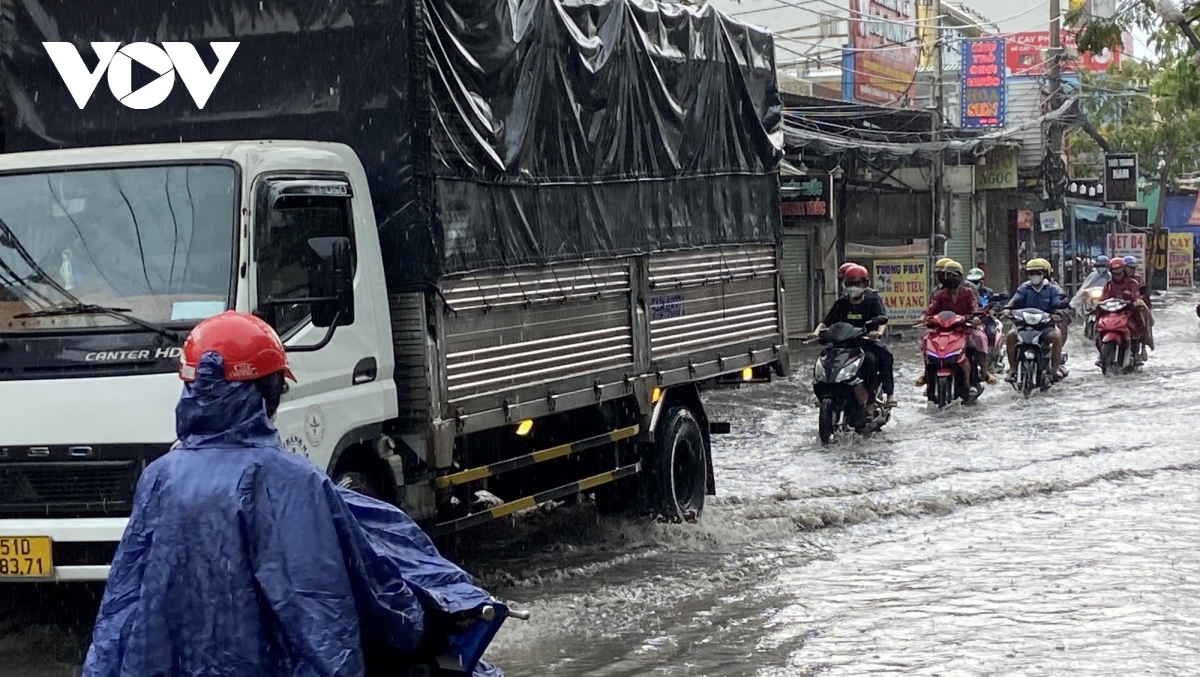 mua lon nhat tu dau nam, nhieu tuyen duong o tp.hcm ngap nang hinh anh 3