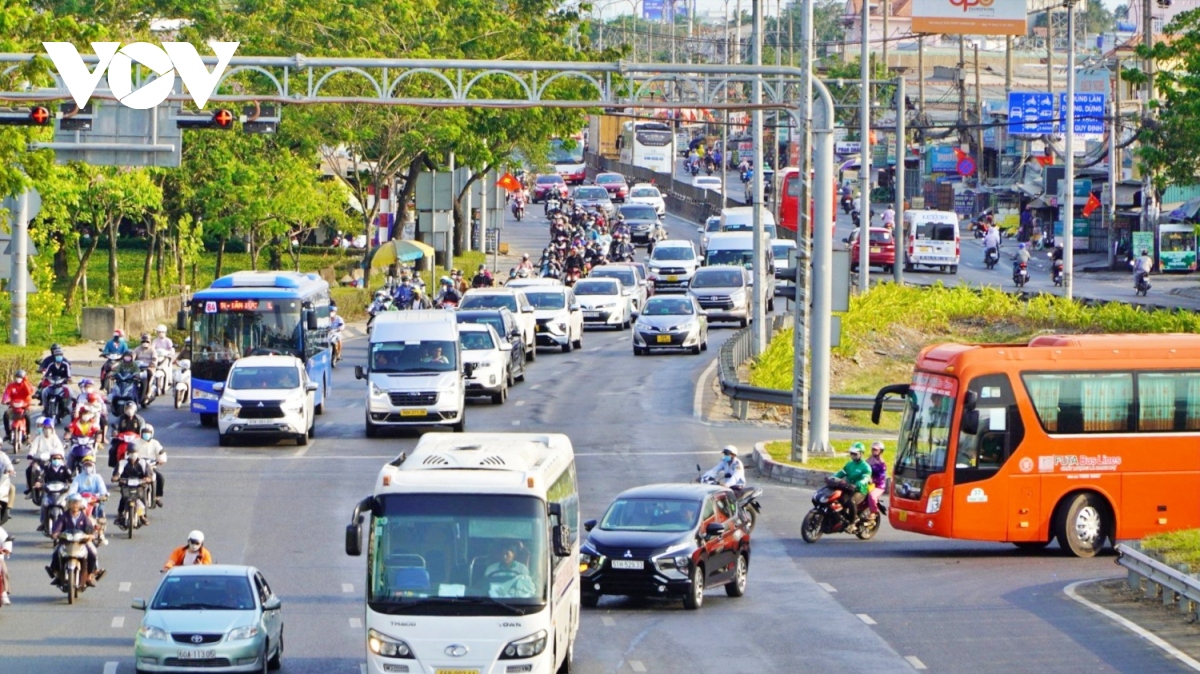 tp.hcm cac cua ngo ben pha dong duc, san bay thong thoang ngay cuoi ky nghi le hinh anh 1