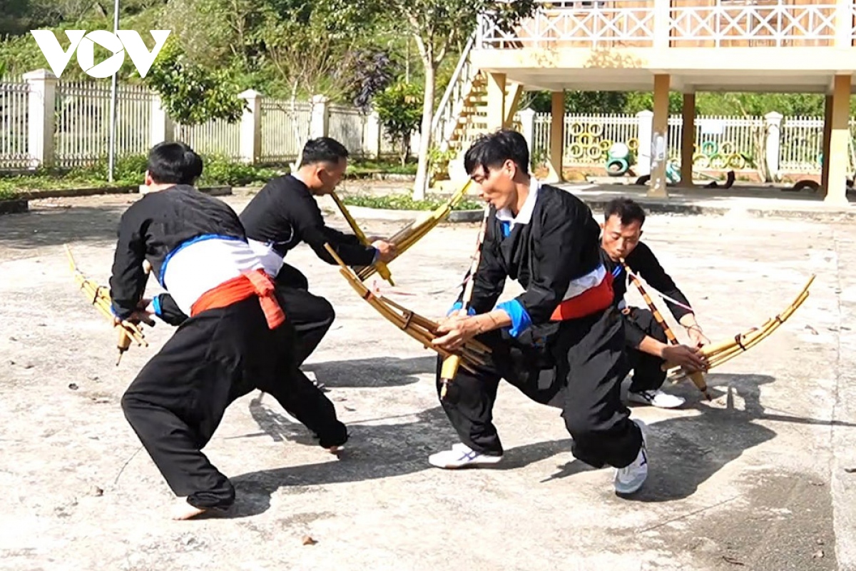 De tieng khen mong ngan vang mai tren dinh nung nang hinh anh 1