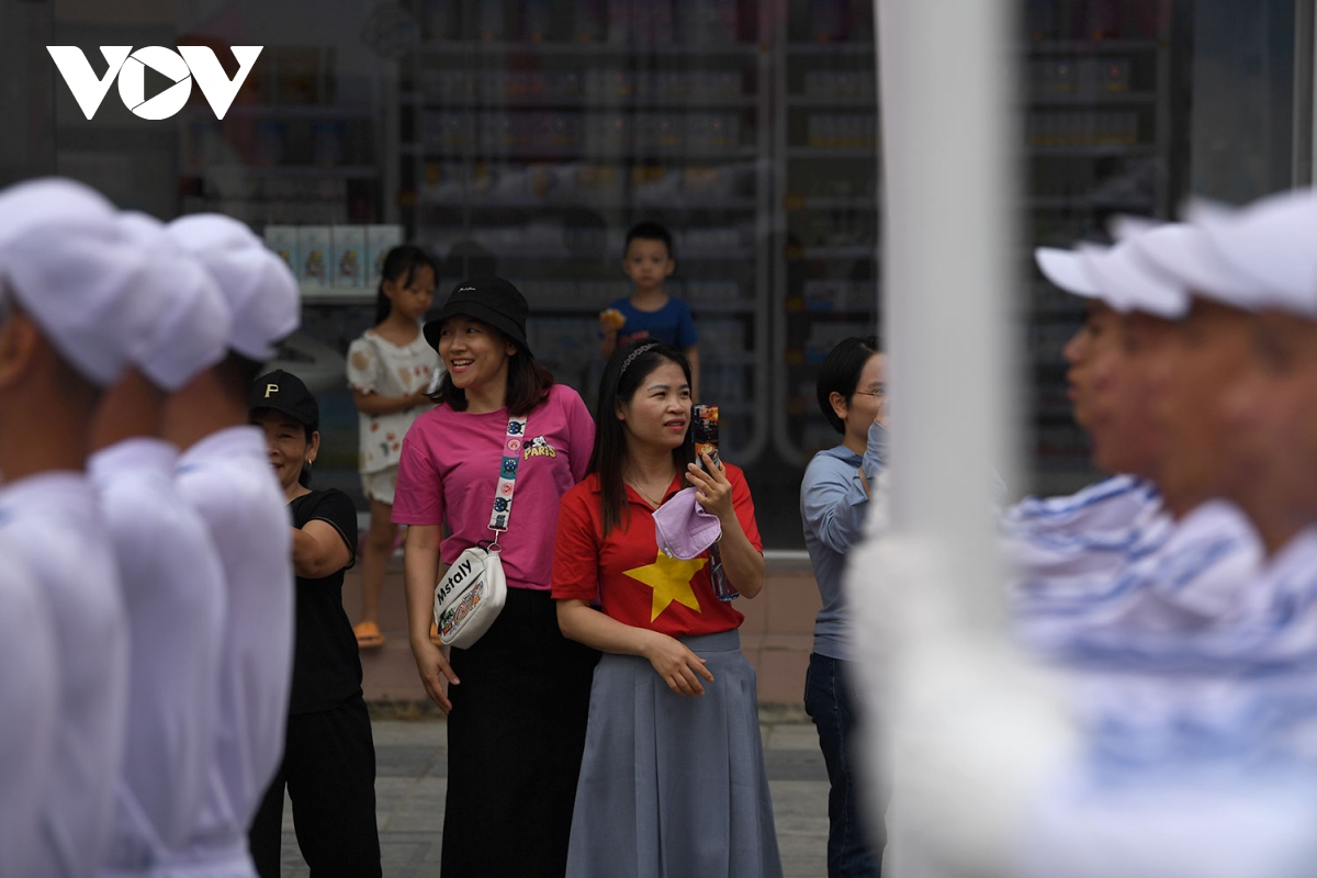 nguoi dan Dien bien phu han hoan xem dieu binh tren duong pho hinh anh 1