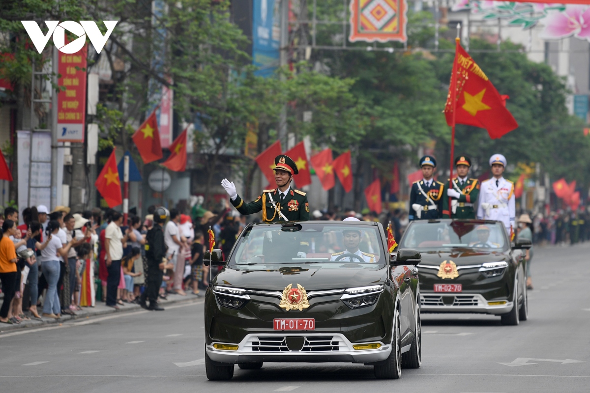 nguoi dan Dien bien phu han hoan xem dieu binh tren duong pho hinh anh 2