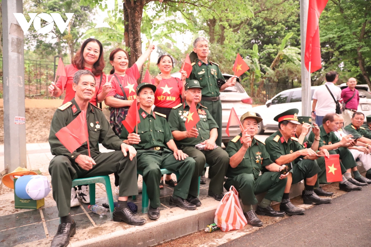 nguoi dan hao huc cho xem dieu binh, dieu hanh tren duong pho Dien bien phu hinh anh 11