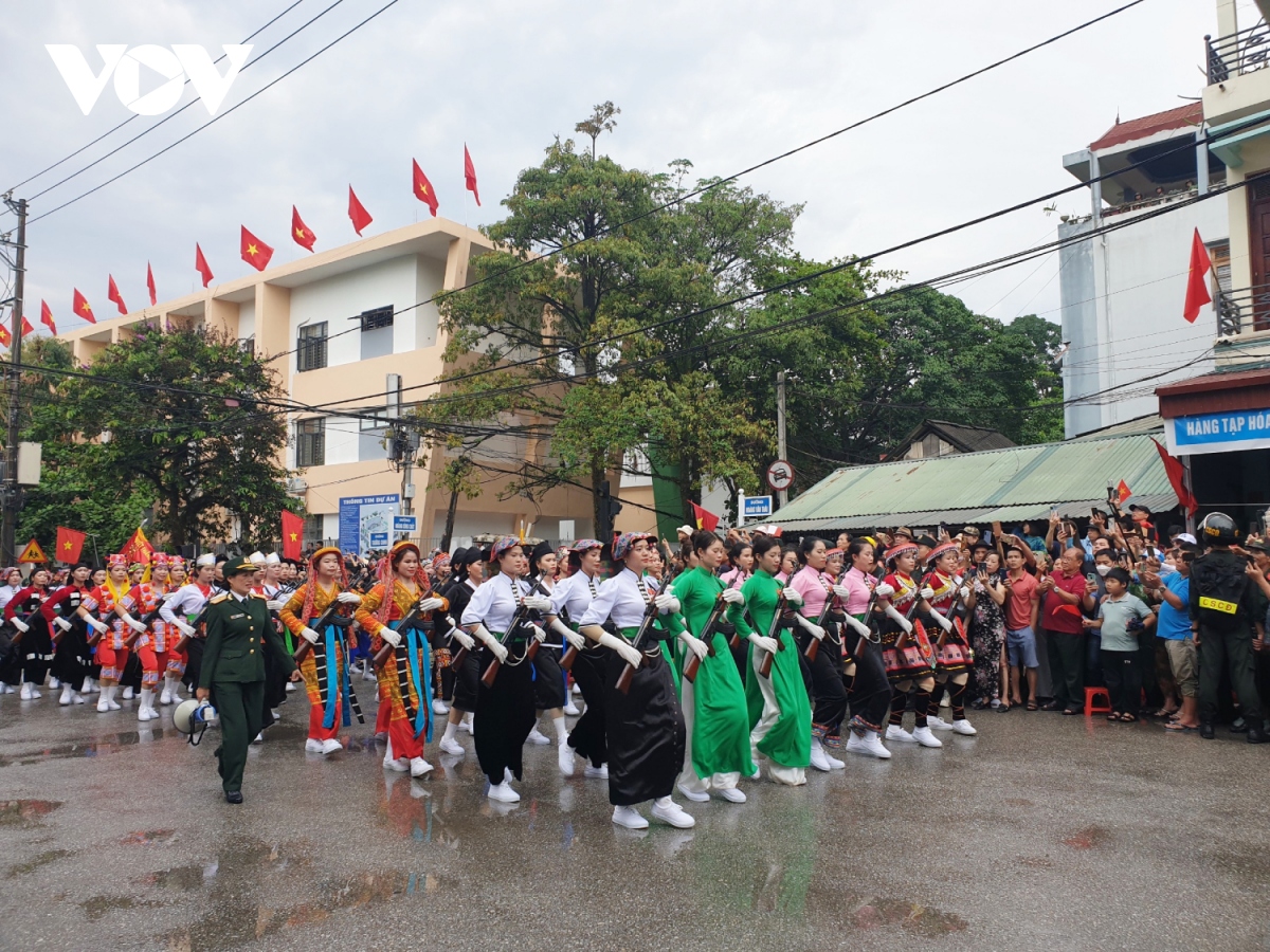 hinh anh cac khoi dieu binh, dieu hanh tren duong pho Dien bien phu hinh anh 8