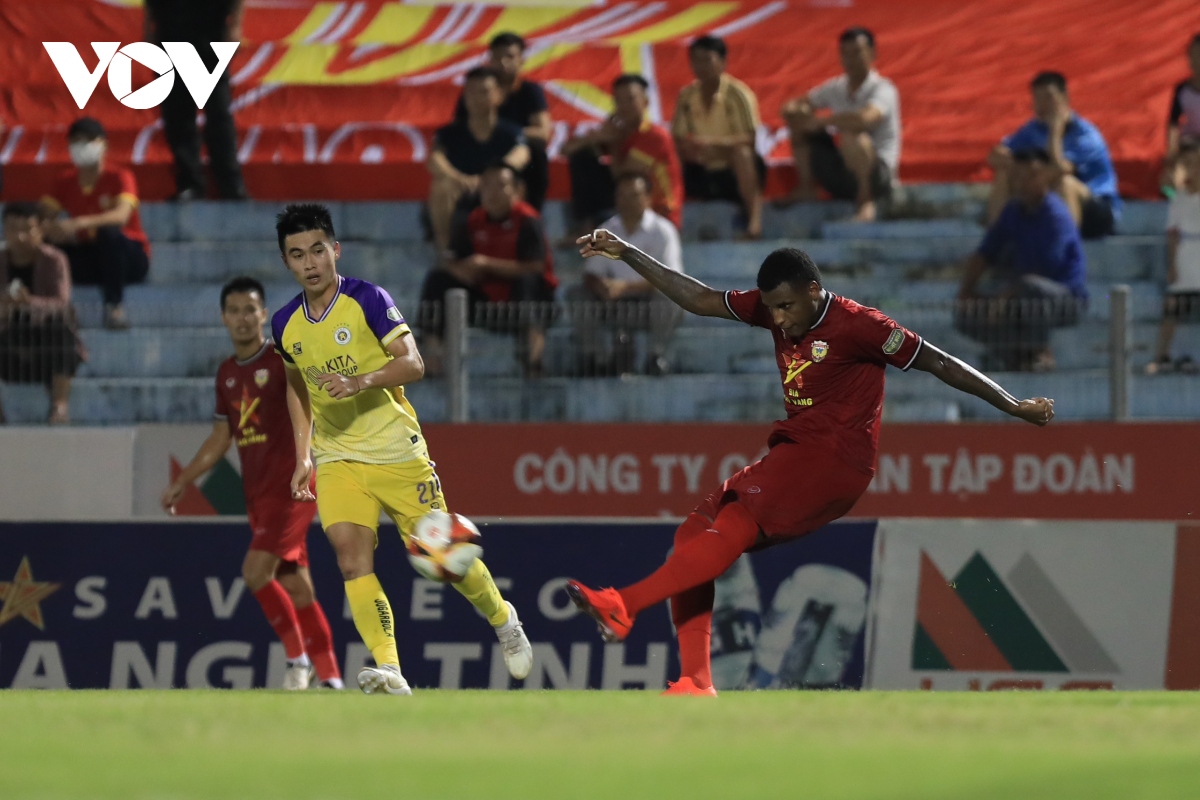 san ha tinh don vi khach bat ngo, ha noi fc roi diem du dan truoc 2 ban hinh anh 7