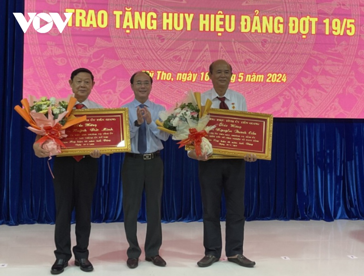 tang huy hieu Dang cho 422 dang vien cao nien tai tien giang hinh anh 2