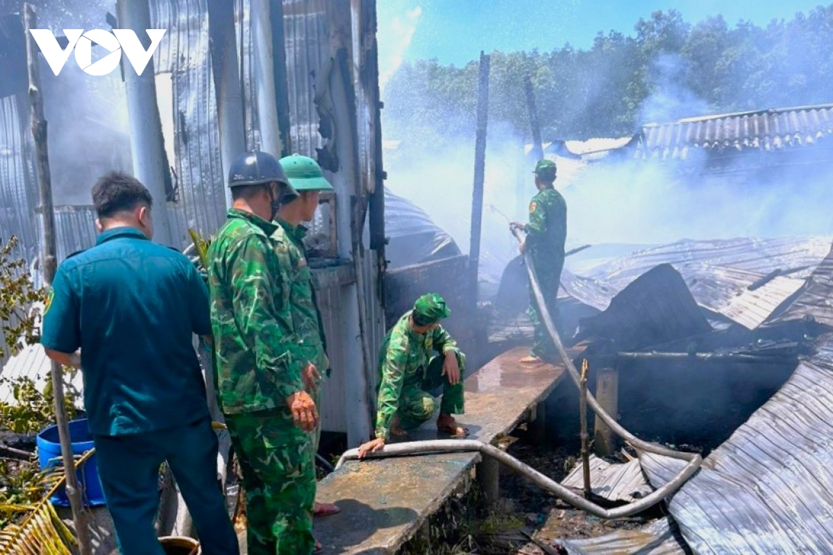 chay 5 nha dan o xa Dat mui, ca mau hinh anh 2