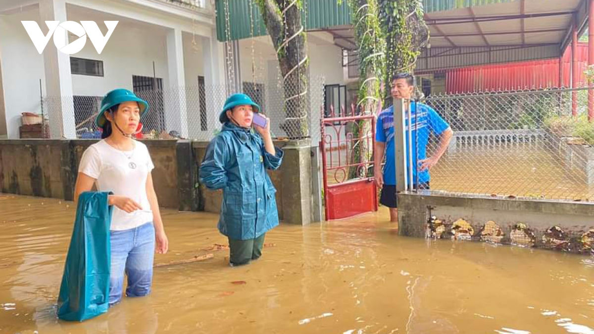 Mưa lớn gây ngập lụt, chia cắt nhiều tuyến đường ở thành phố Lào Cai