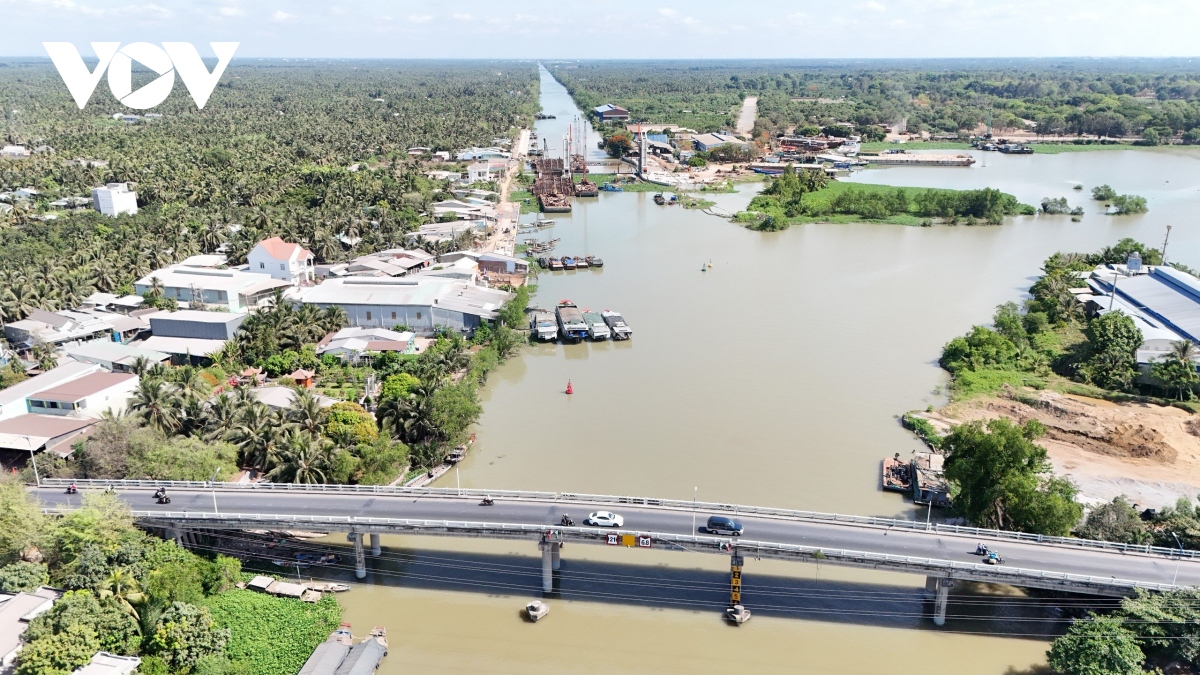 Mở nhiều cửa cống lớn để đón nhận nước ngọt vào phục vụ sinh hoạt, sản xuất