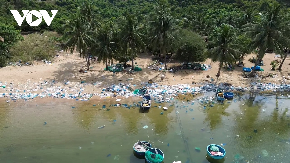 Túi nilon, rác thải nhựa, rác thải sinh hoạt ngập tràn vịnh Vũng Rô