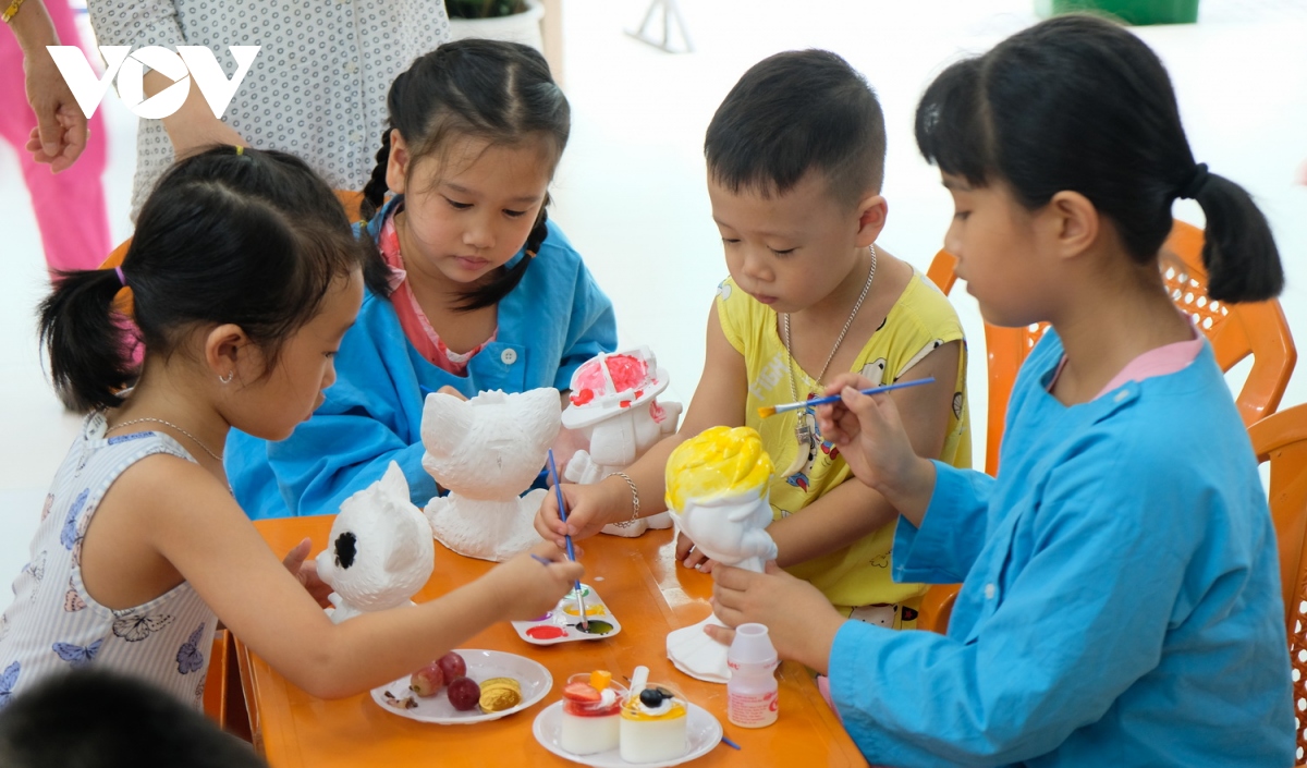 Dem niem vui cho tre em dang dieu tri tai benh vien Da nang hinh anh 1