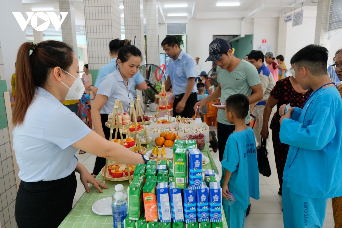 Dem niem vui cho tre em dang dieu tri tai benh vien Da nang hinh anh 2