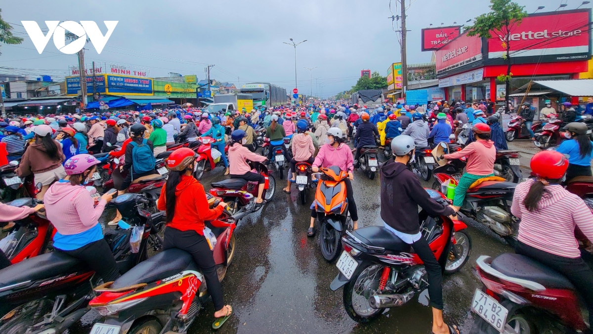 Mưa to gây ngập ùn tắc giao thông tại Khu công nghiệp Giao Long Bến Tre