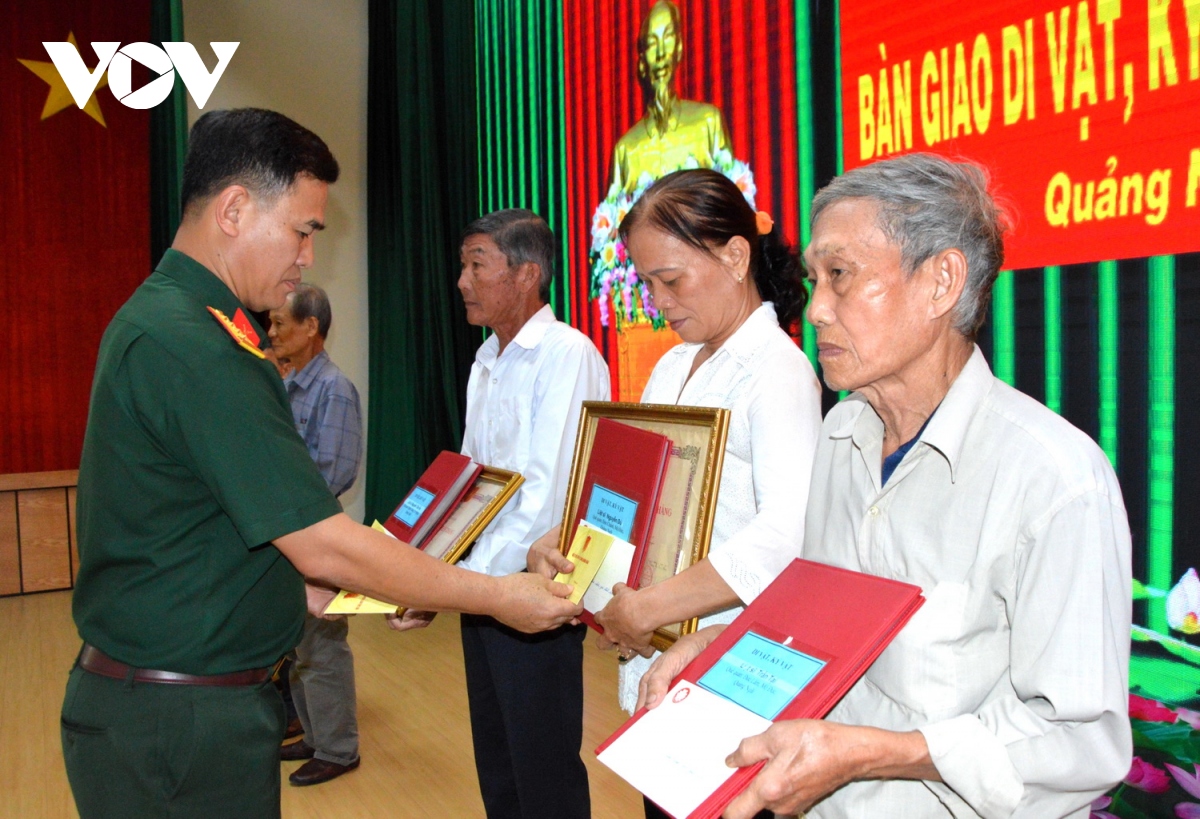 Bàn giao di vật, kỷ vật của Liệt sĩ về với thân nhân, gia đình tại Quảng Ngãi