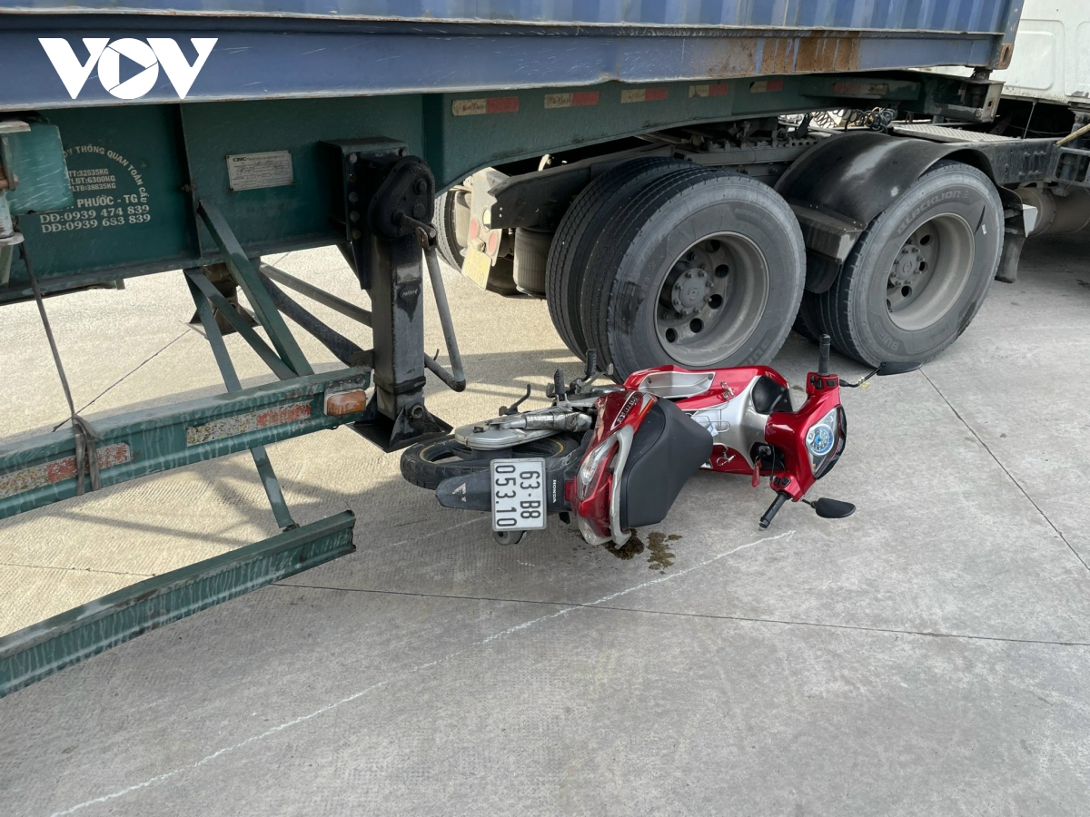 Va chạm với xe đầu kéo, một nữ công nhân tử vong