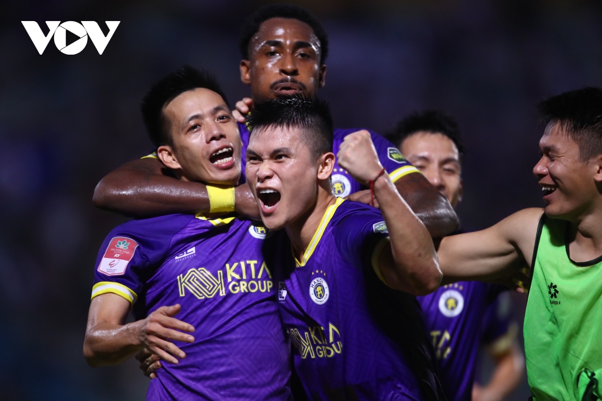 Văn Quyết lập cú đúp, Hà Nội FC ngược dòng thắng Thanh Hóa đầy kịch tính