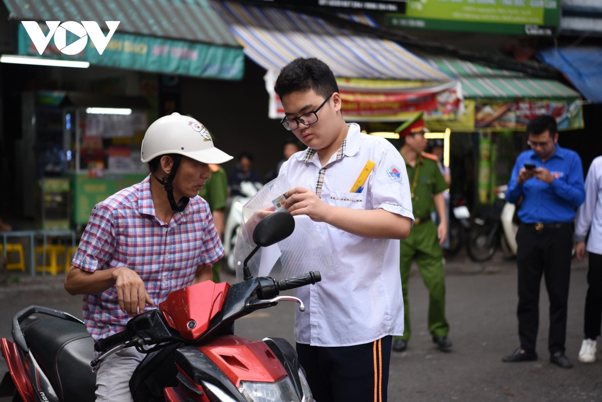 ha noi thi mon dau tien vao lop 10 hoi hop tu cong truong den phong thi hinh anh 13