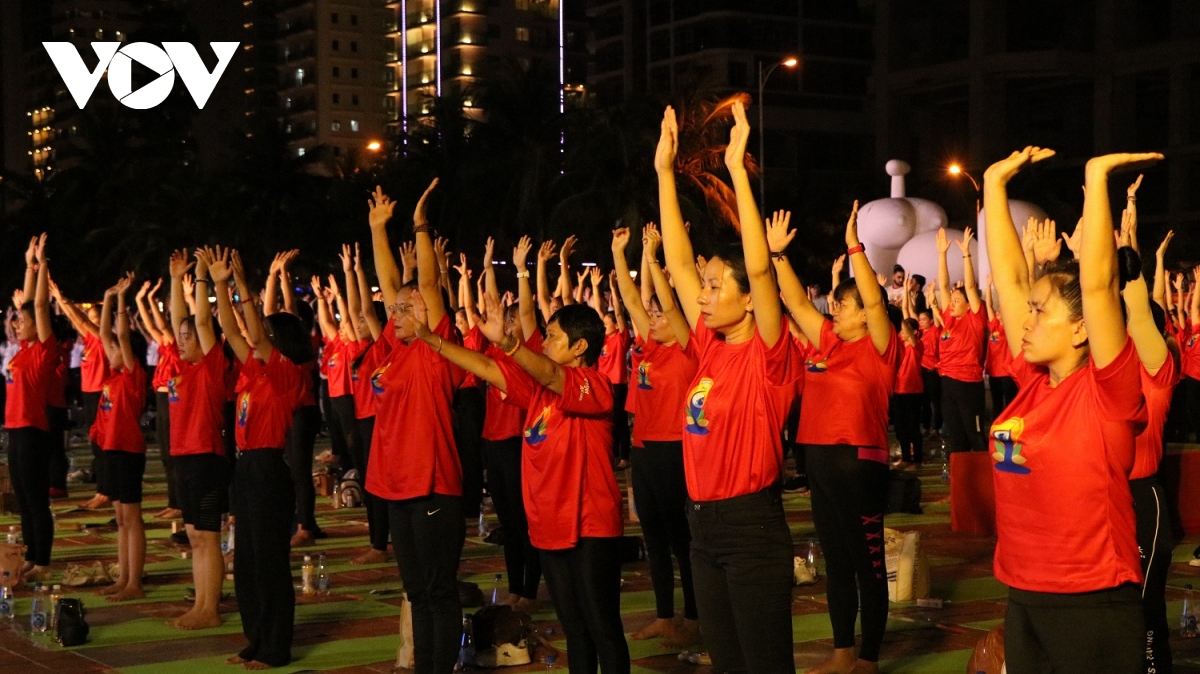 hon 1.500 nguoi dong dien yoga quoc te - Da nang 2024 hinh anh 6