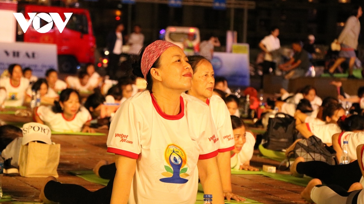 hon 1.500 nguoi dong dien yoga quoc te - Da nang 2024 hinh anh 7