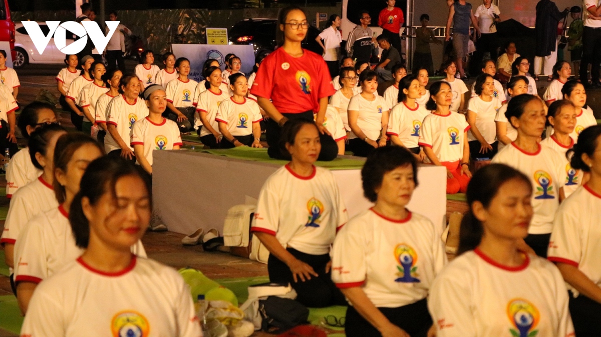 hon 1.500 nguoi dong dien yoga quoc te - Da nang 2024 hinh anh 9