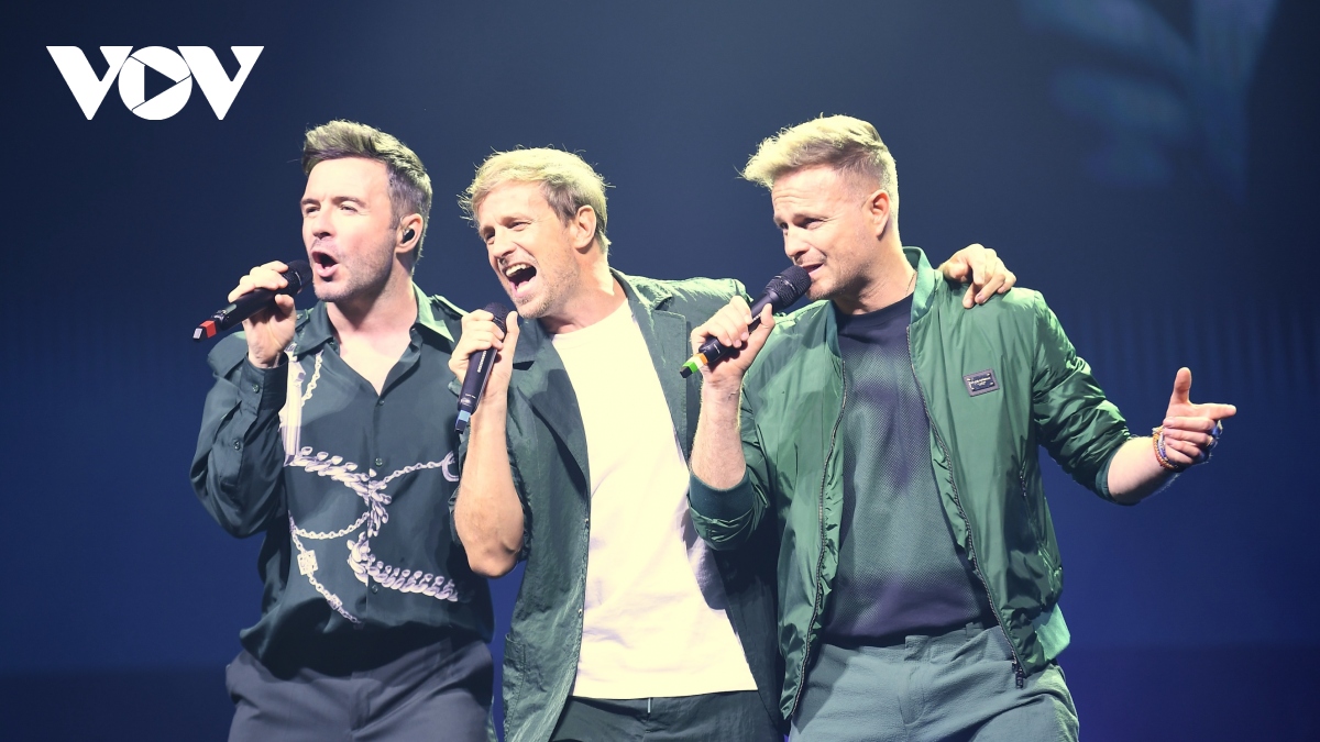 Westlife The Hits Tour 2024: Huyền thoại tạo hit "đốt cháy" sân khấu Hà Nội