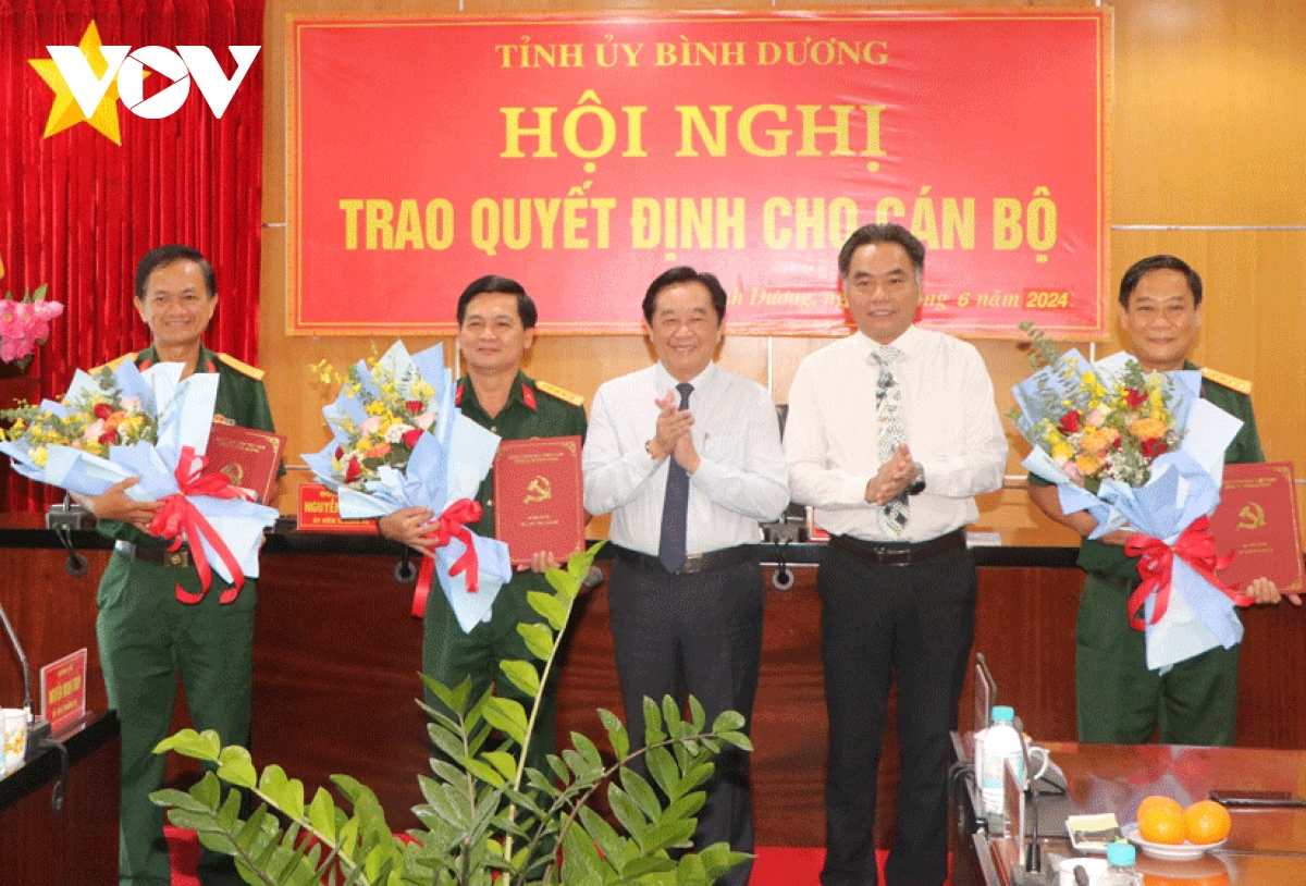 tinh uy binh duong trao cac quyet dinh ve cong tac can bo hinh anh 1