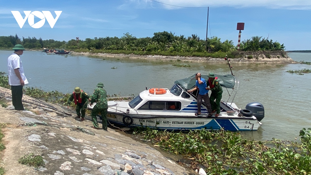 Bộ đội Biên phòng cứu ngư dân bị thương nặng trên biển