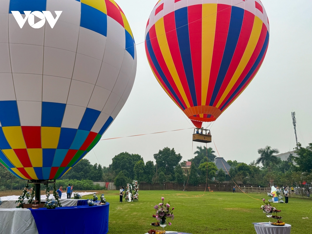 Sightseeing tour on hot air balloon launched