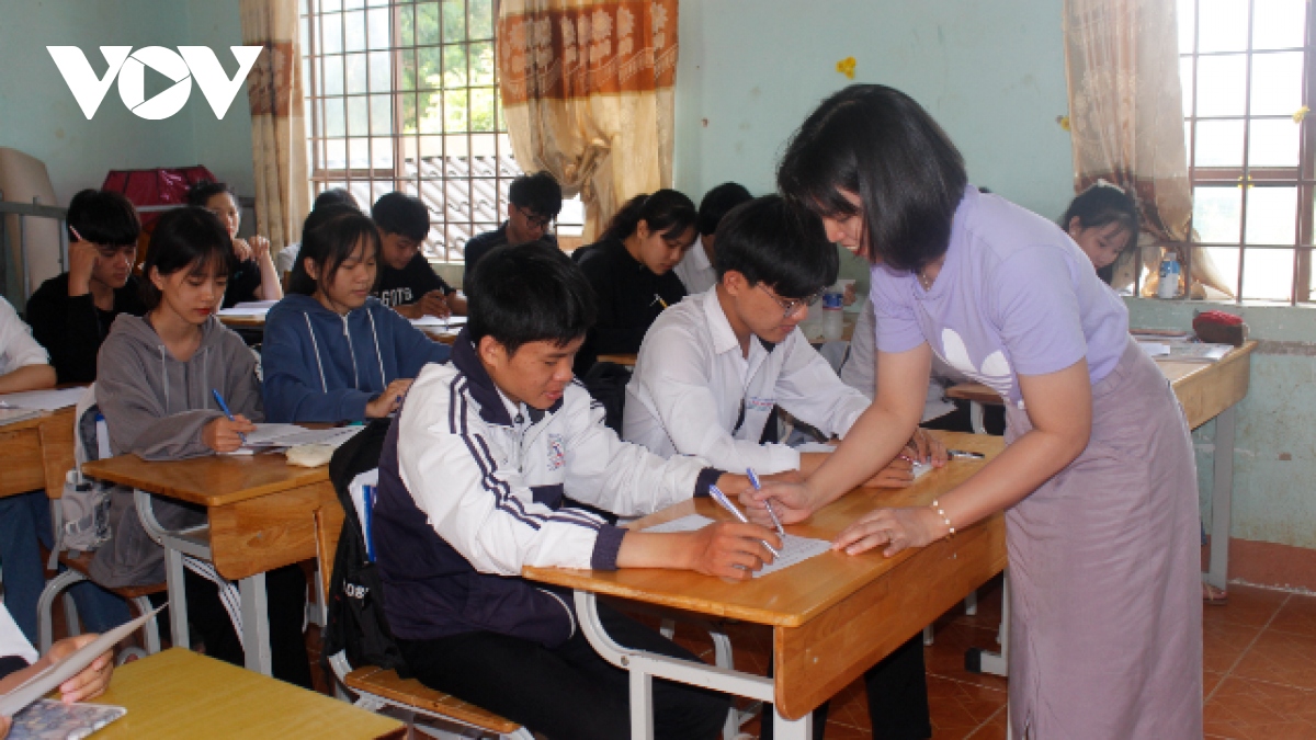 Chuẩn bị thi tốt nghiệp THPT: 1 giáo viên kèm 2 học sinh ở biên giới Buôn Đôn