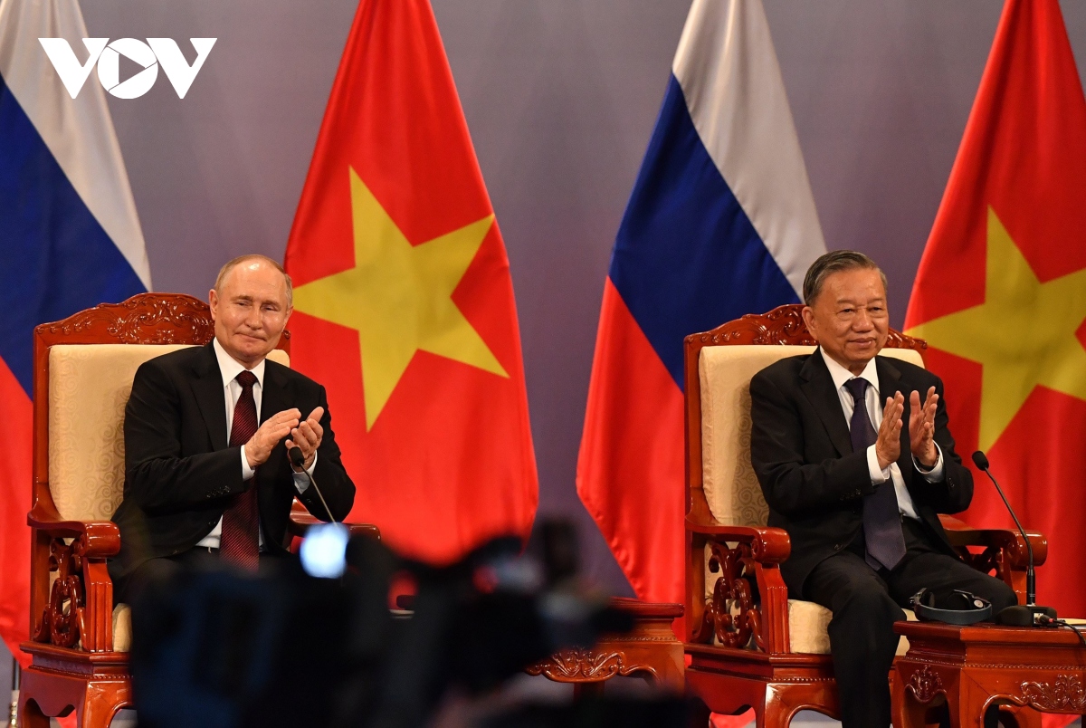 Chủ tịch nước Tô Lâm và Tổng thống Putin gặp gỡ các thế hệ cựu sinh viên Việt Nam tại Nga