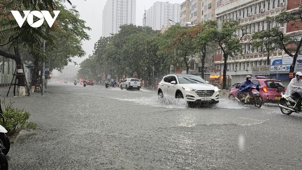 Mưa lớn kéo dài, nhiều tuyến phố tại Hải Phòng ngập sâu