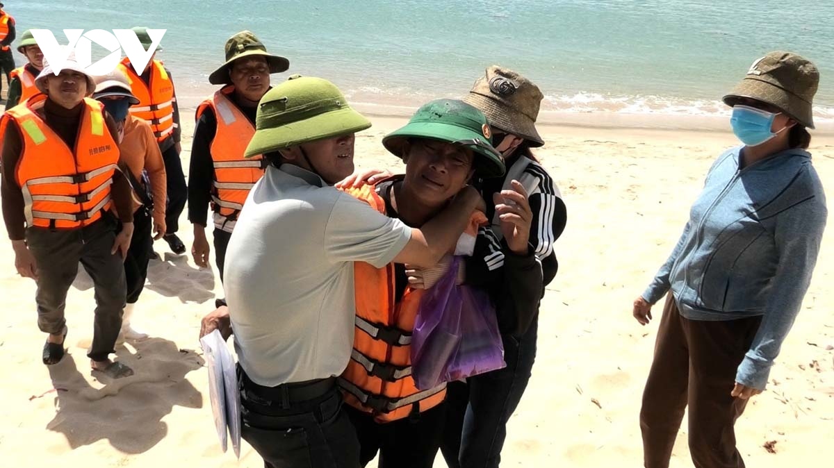 Dua thuyen vien tau ca quang binh bi loc xoay danh chim ngoai khoi vao bo hinh anh 1