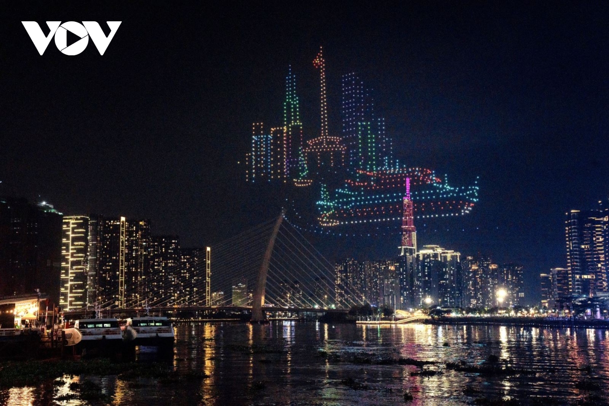 Mãn nhãn với màn trình diễn drone show bế mạc Lễ hội Sông nước TP.HCM lần 2