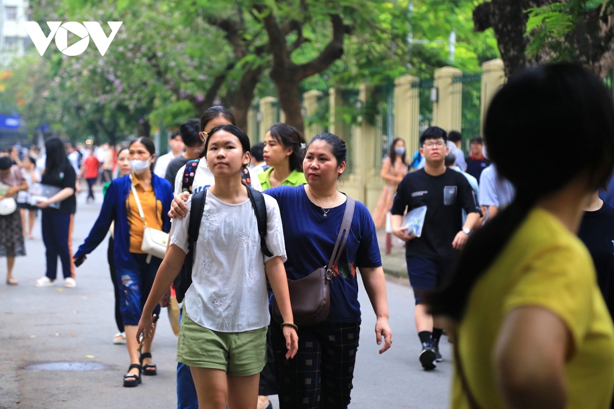 Thi chuyên ngoại ngữ: Tôi chưa bao giờ hỏi con làm bài thế nào