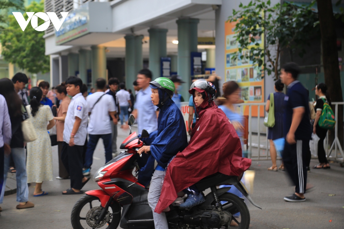 Hơn 5.000 thí sinh "đội mưa" thi vào lớp 10 THPT chuyên Sư phạm