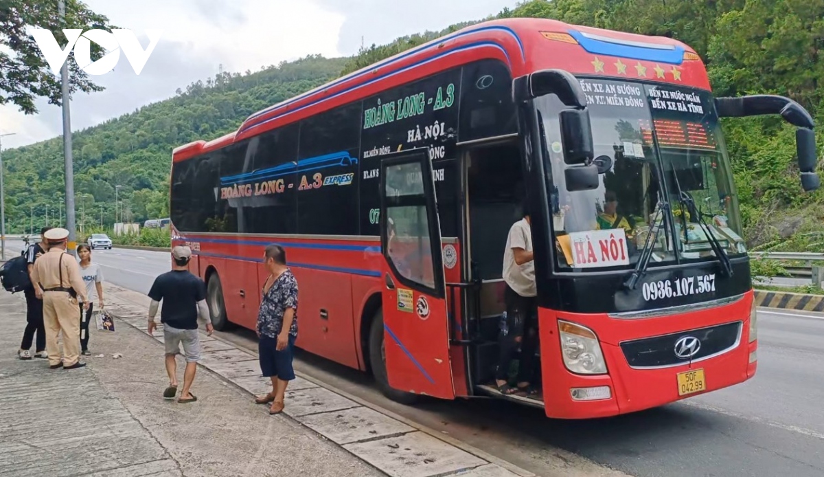 Cảnh sát giao thông Đà Nẵng hỗ trợ gia đình cháu nhỏ bị nhà xe bỏ rơi giữa đường