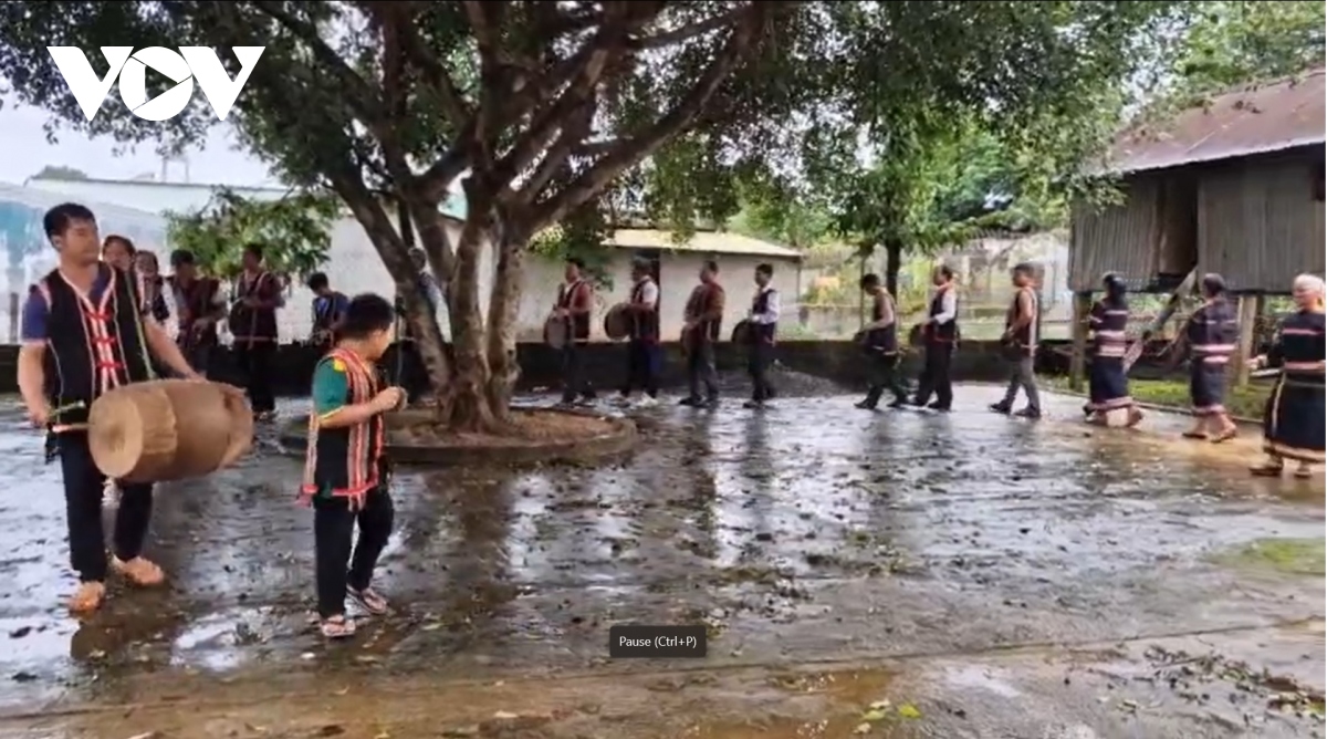 Người dân Tây Nguyên tấu chiêng tiễn biệt Tổng Bí thư Nguyễn Phú Trọng