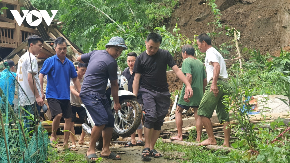 gan 80 ngoi nha bi hu hai va nhieu tuyen giao thong te liet do sat lo o bac kan hinh anh 3