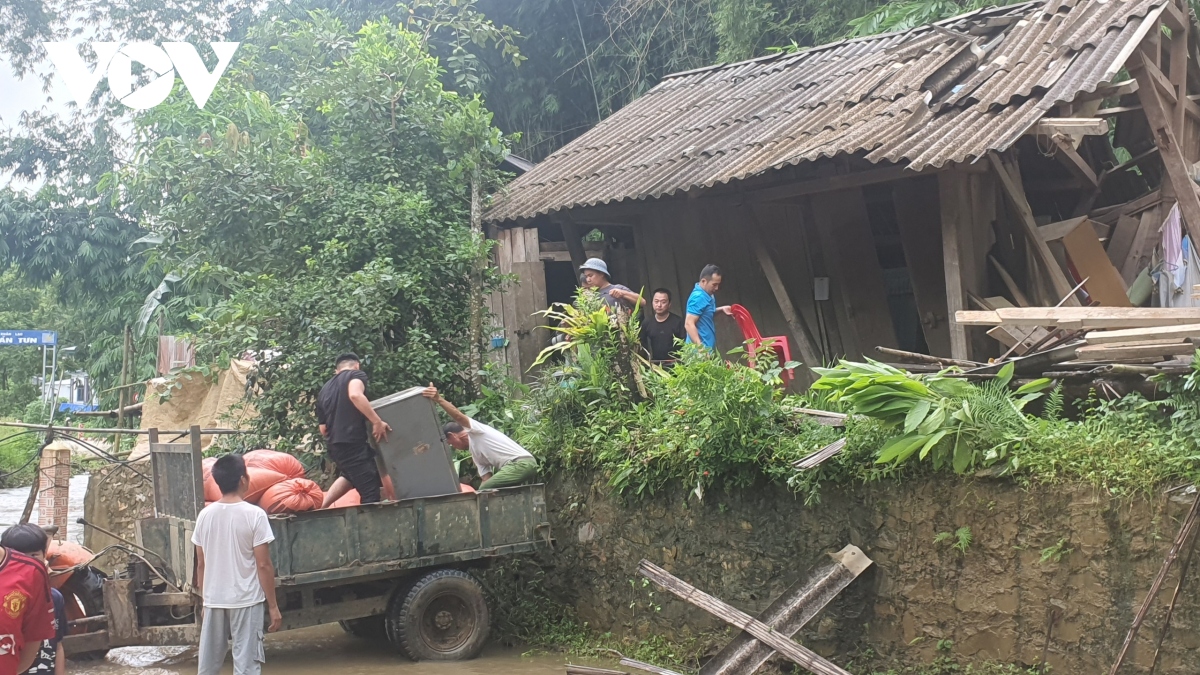 gan 80 ngoi nha bi hu hai va nhieu tuyen giao thong te liet do sat lo o bac kan hinh anh 4