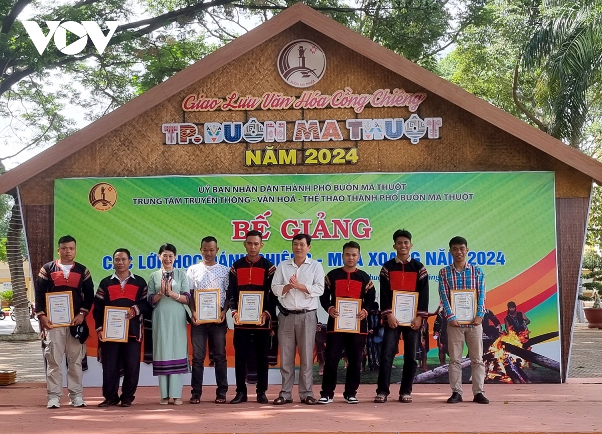 100 thanh thieu nien o buon ma thuot duoc hoc danh chieng, mua xoang hinh anh 3