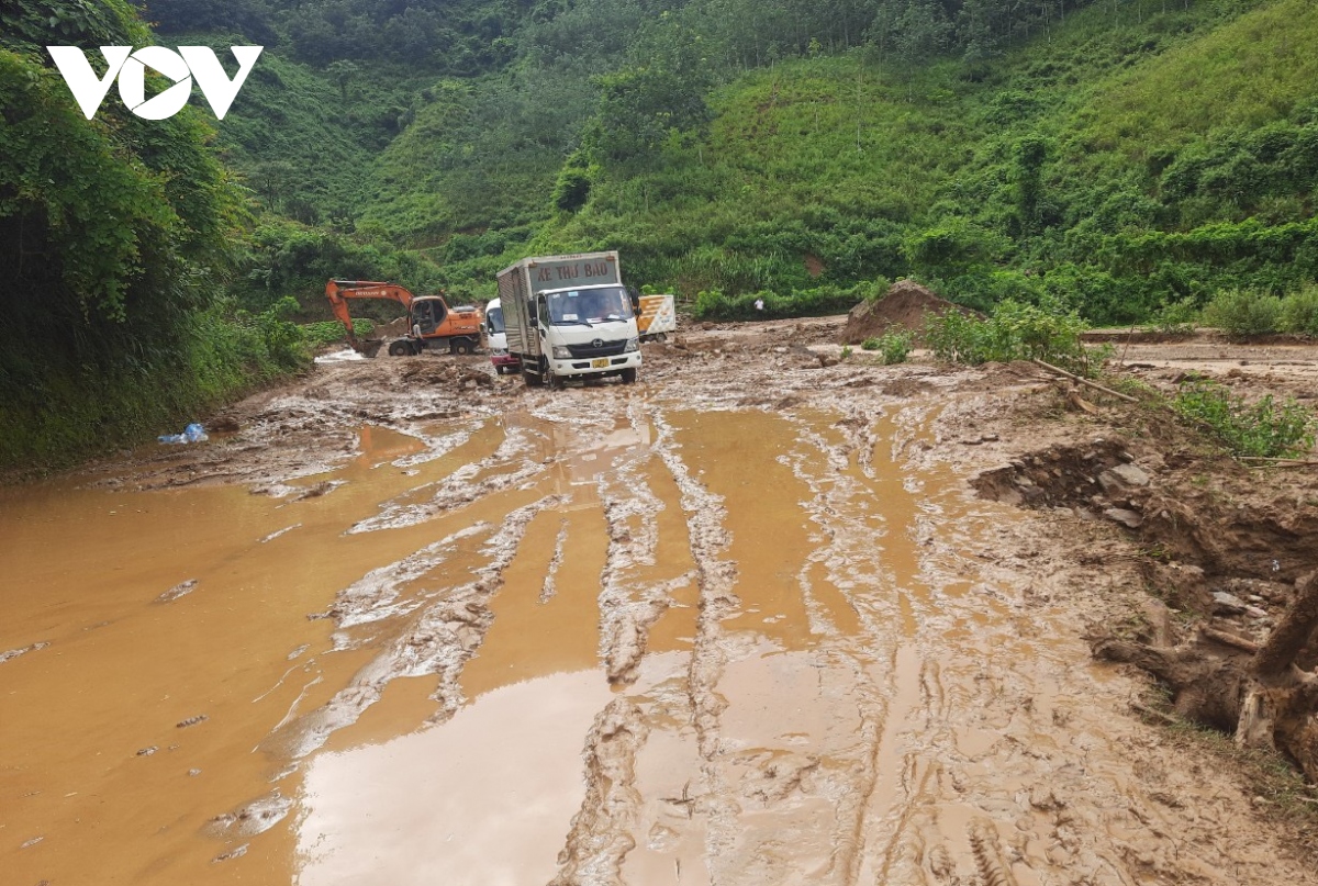 hang tram nghin khoi dat da sat lo, Dien bien yeu cau ung truc 24 24h hinh anh 2