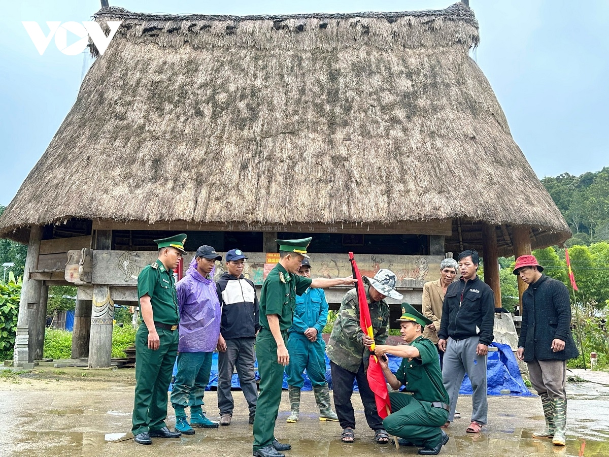 nguoi dan mien trung tien biet tong bi thu nguyen phu trong hinh anh 4