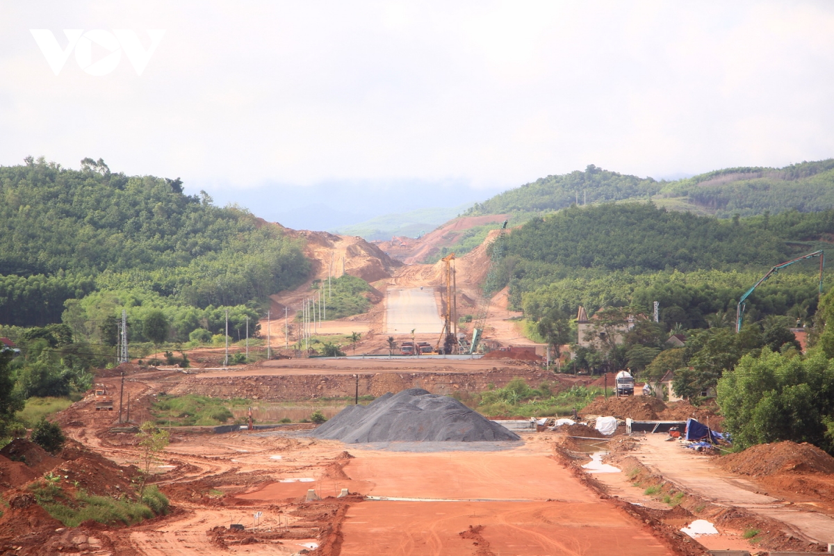 Phấn đấu thông xe cao tốc Bùng-Vạn Ninh, Vạn Ninh-Cam Lộ vào 30/4/2025
