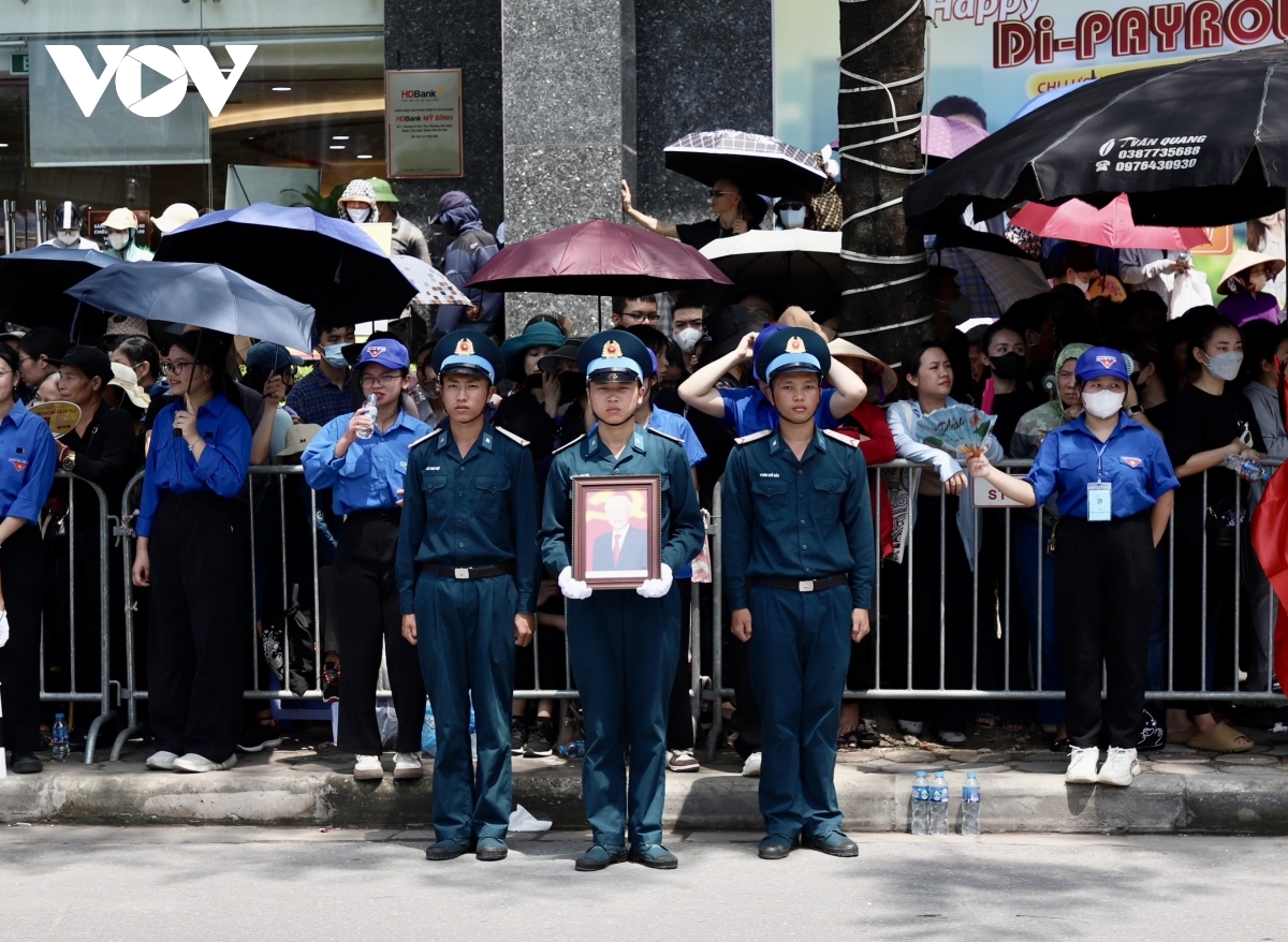 Large crowds bid farewell to Party leader to final resting place