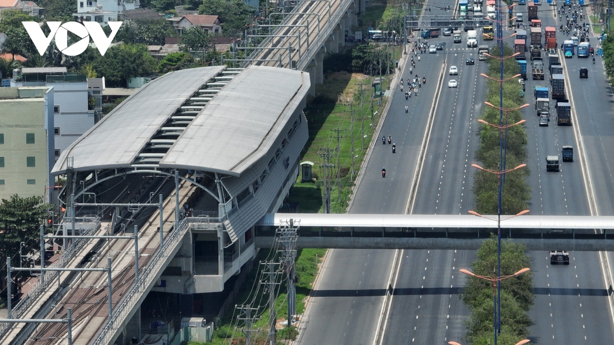 Hoàn thành việc xây dựng 9 cầu bộ hành nhà ga metro 1 vào tháng 9