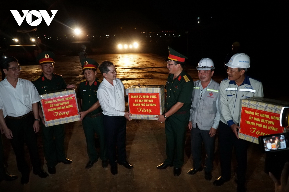 Bí Thư Đà Nẵng tặng quà công nhân làm ca 3 tại Dự án cảng Liên Chiểu