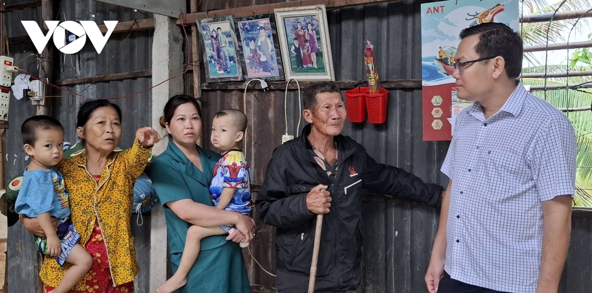 tham hoi, dong vien cac ho dan co nha bi sap, toc mai do loc xoay o bac lieu hinh anh 1